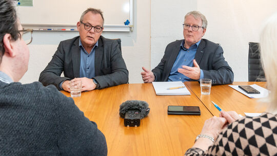 Die beiden Geschäftsführer des Franziskus-Krankenhauses in Linz, Thomas Werner (von links) und André Tillmann, erklären im Inter Die beiden Geschäftsführer des Franziskus-Krankenhauses in Linz, Thomas Werner (von links) und André Tillmann, erklären im Inter