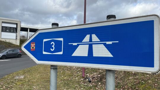 Ein Hinweisschild auf die A3 in Montabaur.