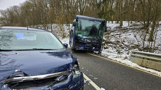 Auf der L162 zwischen Rhaunen und Woppenroth kollidierten ein VW Polo und ein Linienbus frontal – der Pkw-Fahrer wurde lebensgef