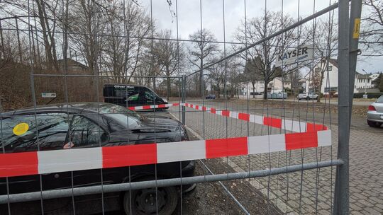 Seit einiger Zeit ist ein Pkw auf dem Parkplatz am Stadion in Betzdorf eingezäunt. Das Ordnungsamt erklärt auf Nachfrage den Gru
