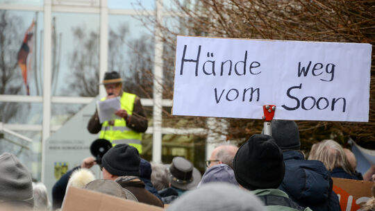Gegen die weitere Ausweisung von Flächen für die Windkraft gibt es Protest.