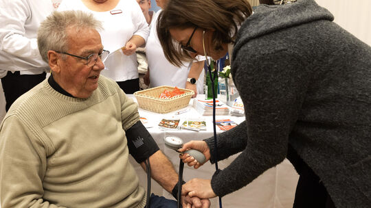 Blutdruckmessen gehört auch dazu. Bei der Gesundheitsmesse in Bad Marienberg gab es ein reichhaltiges Angebot rund um die körper