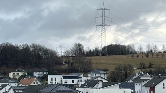 Die Masten der bestehenden Wechselstromleitung bei Eitelborn werden voraussichtlich ab Mai umgebaut und erhöht.