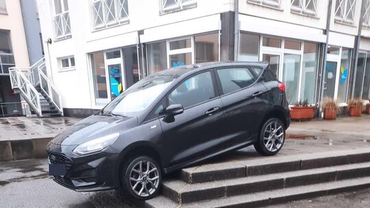 In dieser Lage hing ein Auto auf der Wipsch in Bad Ems auf Treppenstufen fest.