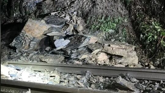 Ein Hangrutsch im Rhein-Sieg-Kreis führt derzeit zu Einschränkungen auf der Siegstrecke. Nicht das erste Mal, dass die Verbindun