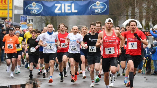 Im Lauf über 10 Kilometer beim Föschber Radweglauf 2026 setzten sich gleich vom Start weg die beiden Favoriten, Jonas Hoffmann (