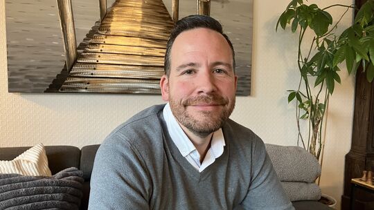 Timo Kanzinger, hier im heimischen Wohnzimmer, sagt: "Ich habe Führungserfahrung, Personalführung, Menschenkenntnis."