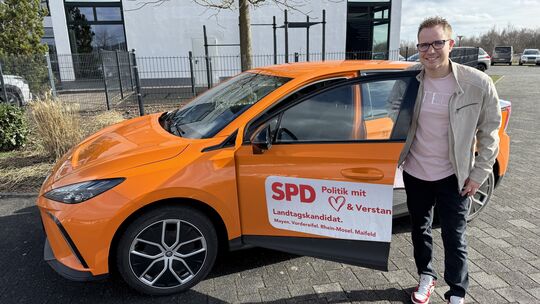 Mit seinem E-Auto ist Nicolas Cordes (SPD) im Wahlkreis 12 unterwegs. Fast 200 Termine hat er im Wahlkampf bis jetzt wahrgenomme