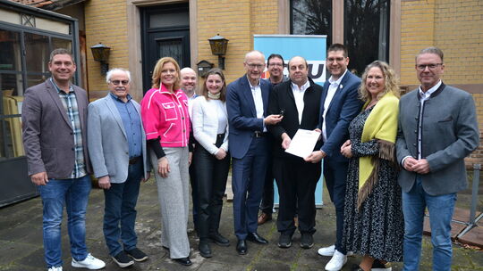 Im Kreis der Politprominenz wurde Stephan Lorsbach (4. von rechts) von Helmut Martin (6. von rechts) und Tobias Wilbert (3. von