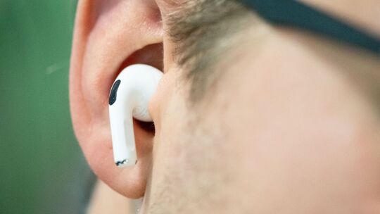 Ein Mann trägt Airpods