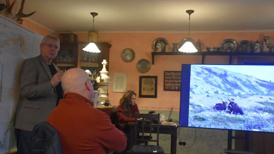 Jörg Jungmann (links stehend) referiert über die Insel Grönland, die er seit 40 Jahren bereist. Er hatte viele wunderschöne Aufn