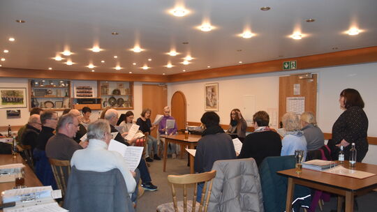 Der Männerchor und das "Ensemble 2010" proben zusammen mit Chorleitern Kate Nelson für das anstehende Konzert am 14. März.