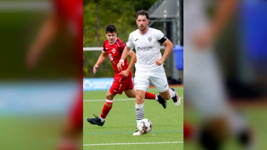 Der Linzer Kapitän Niklas Klein (weißes Trikot) bekam in der Vorwoche beim 0:2 gegen den TuS Immendorf einen Schlag ab. Hinter i