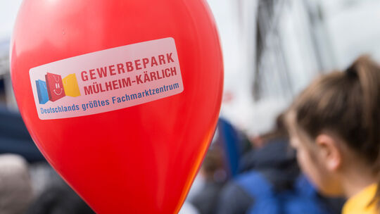 Das Gewerbeparkfest in Muelheim-Kaerlich zieht viele Menschen an.