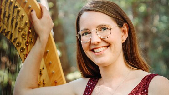 Die Harfenistin Clara Dicke konzertiert in Cochem.