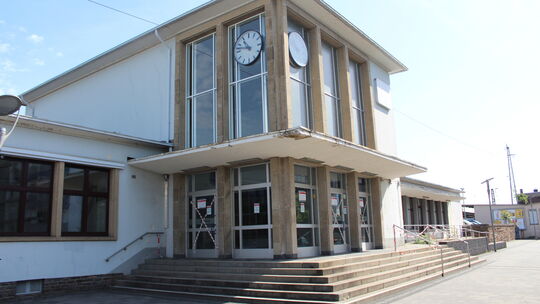 Das marode Bahnhofsgebäude in Neuwied wird im Zuge der Sanierung der rechten Rheinschiene in diesem Sommer abgerissen. Es soll i