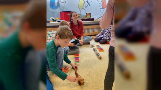 Elementare Musikpädagogik für Kinder wird auch in privaten Musikschulen gelehrt, wie hier bei der Schule Wagner, in der Musikleh