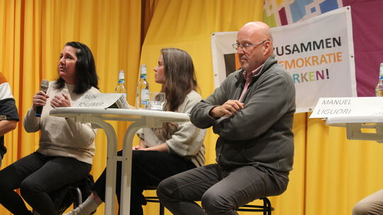 Sie stellten sich den Fragen in Miehlen (von links): Angela Adomeit (FW), Annemarie Imgrund (Grüne) und Ralph Schleimer (FDP).