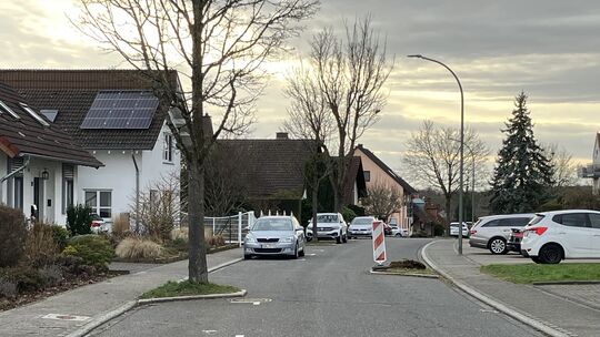 In der Schweitzerstraße in Höhr-Grenzhausen in Richtung Robert-Koch-Straße steht nun statt eines Baumes nur noch eine Warnbake,