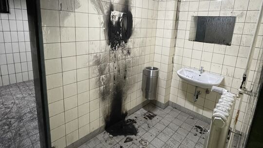 Unbekannte haben den Papierspender in der öffentlichen Toilette am Lahnsteiner Salhofplatz in Brand gesteckt.