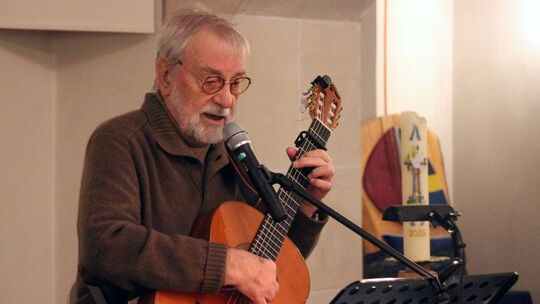 Lieder, die ihm "über den Weg liefen": Eine gleichermaßen beachtliche und berührende Leistung brachte der Birnbacher Sänger und