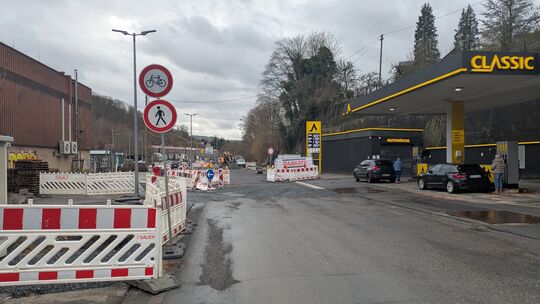 Zwei Baustellenabschnitte treffen hier aufeinander. Aktuell sind die Bauarbeiter bis zur Tankstelle auf der B62 beschäftigt. In