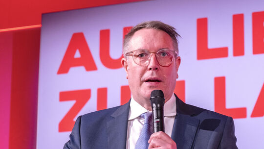 "Ich bin motiviert von der Schuhsohle bis in die Haarspitzen", sagte Alexander Schweitzer, "das will bei mir schon was heißen."