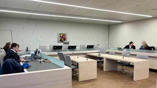 Der 37-jährige Angeklagte, hier im Gespräch mit seinem Verteidiger Johannes Hollinka (Dritter von rechts) und der Dolmetscherin,