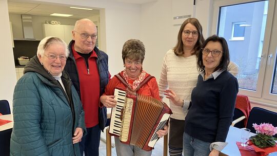 Auftakt mit Musik beim neuen Begegnungscafé in Rüdesheim (von rechts) mit Corinna Wirth, Barbara Sticker, Gisela Götz und Gästen