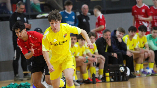 Der treffsichere Kapitän Tino Engelmann (in Gelb) und sein JFV Rhein-Hunsrück waren das Maß aller Dinge bei der Futsal-Rheinland