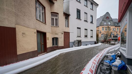 Ein verstopfter unterirdischer Bachlauf hat in Nassau die Bachgasse überschwemmt. Am Montag verwandelte sich die gesamte Straße