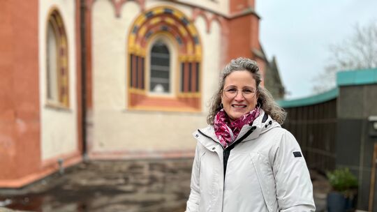 Architektin Sina Vorbach (44) steht vor einem bereits sanierten Fenster des Limburger Doms.