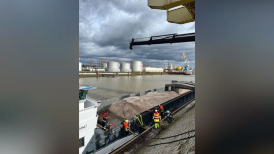 Eine Leckage an einem Frachtschiff hat am Montag zu einer Einschränkung im Hafenbetrieb geführt.