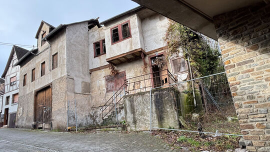 Ein verlassenes Haus wie dieses steht zwischen imposanten Fachwerkhäusern in Rhens.