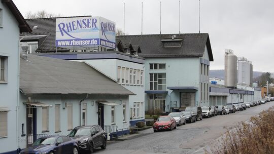 Das Verwaltungsgebäude und das Werk von Rhenser in Rhens