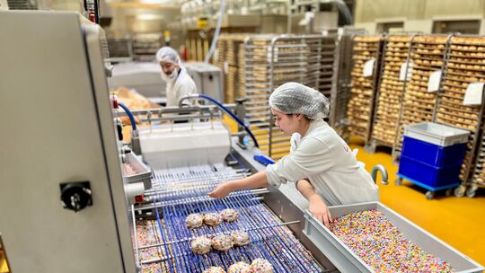 Fastnacht ist zwar vorbei, aber der "närrische Berliner", belegt mit Smarties, schmeckt auch noch nach Aschermittwoch: eine Mita