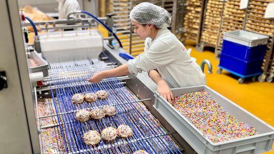 Fastnacht ist zwar vorbei, aber der "närrische Berliner", belegt mit Smarties, schmeckt auch noch nach Aschermittwoch.