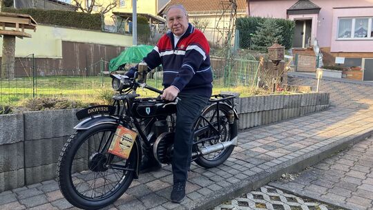 Zusammen sind sie 175 Jahre alt, zum 75. Geburtstag steigt Klaus Kalmes noch einmal auf eine DKW Baujahr 1926.