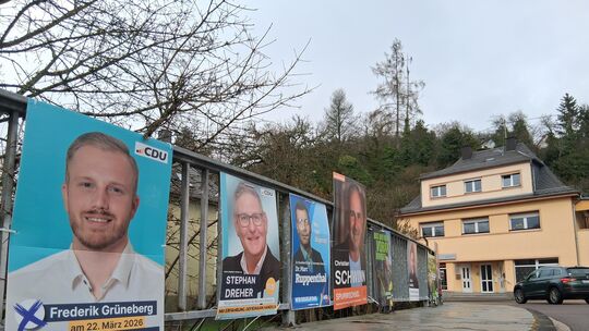 An der Fischbacher Brücke hängen sie einträchtig nebeneinander: die Kandidaten für die Wahlen zum Landtag und zum Bürgermeister