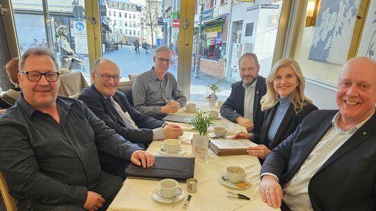 Auf einen Kaffee mit Staatsminister Michael Meister (links, Mitte) haben sich Vertreter der Initiative "Jetzt reden wir" getroff