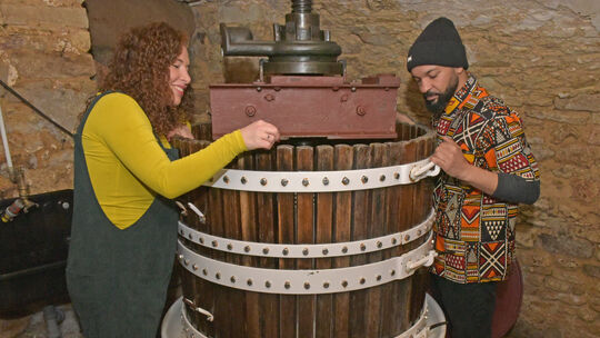 Lisa Hofmann (40) und José Fleck (42) betreiben in Rheinhessen das Weingut "Dope". Die manuelle Korbkelter haben die Albiger Wei