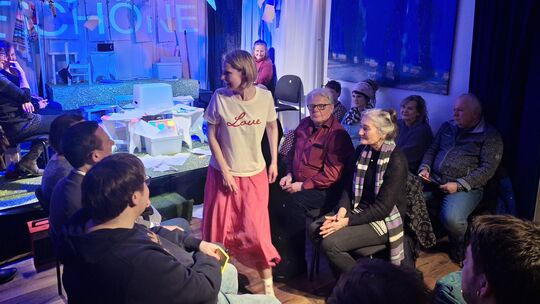 Schauspielerin Annika Woyda bezieht das Ehrenbreitsteiner Publikum ins Spiel ein.