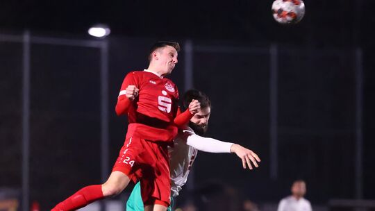 Lauro Männchen (weißes Trikot, hier im Duell mit Immendorfs Marcel Gimm) fehlte seiner SG 2000 Mülheim-Kärlich in der Vorwoche g