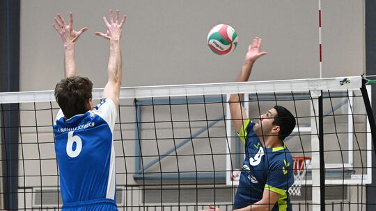 Farzan Hassani (rechts), hier im Hinspiel gegen Schweich im Dezember letzten Jahres, war von den Gegnern im Rückspiel nie unter