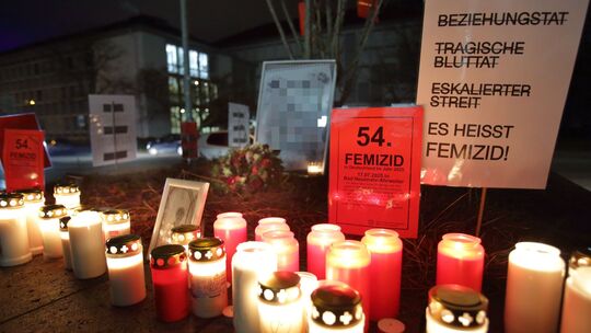 Ein 32-Jähriger soll 2025 seine Noch-Ehefrau und Mutter des gemeinsamen Kindes erstochen und einbetoniert haben. Nun wurde der M