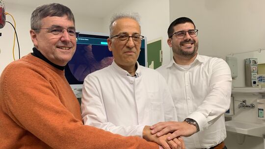 Herzliches Willkommen im Krankenhaus Kirchen: Diakonie-Geschäftsführer Josef Rosenbauer (links) und der Kaufmännische Direktor d Herzliches Willkommen im Krankenhaus Kirchen: Diakonie-Geschäftsführer Josef Rosenbauer (links) und der Kaufmännische Direktor d