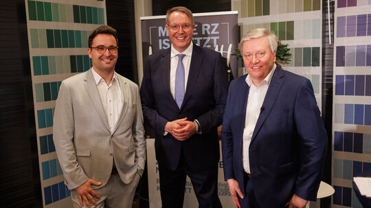 Chefredakteur Lars Hennemann (rechts) und Landeskorrespondent Bastian Hauck (links) haben Ministerpräsident und SPD-Spitzenkandi