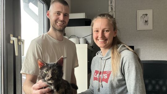 David (28) und Fabienne Moog (26) zusammen mit der geretteten Katzendame Hope - einen Monat päppelten die beiden das geschwächte