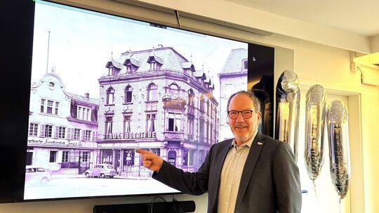 Dort fing alles an: Stadtwerke-Geschäftsführer Klaus-Dieter Dreesbach zeigt, wo das erste Domizil des Energieversorgers im Jahr