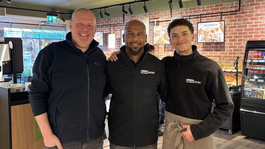 Unterstützen den erst 23-jährigen Filialbetreiber bei der Eröffnung: Jochen Selzer vom Backwerk-Vertrieb (links) und Vater Mathe